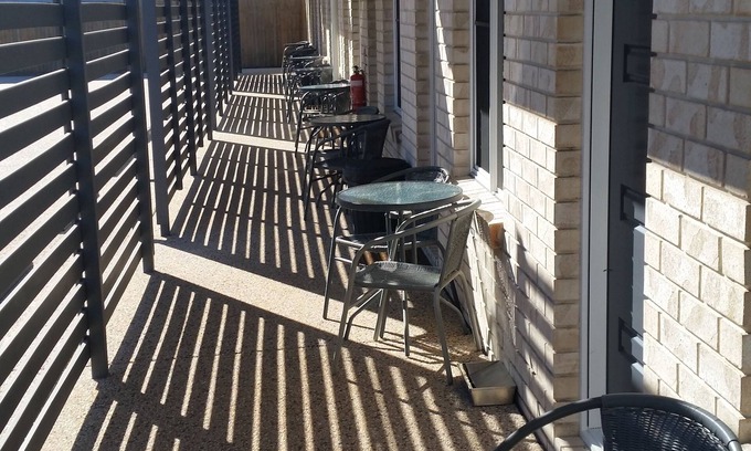 Emerald Hotel | Emerald Park Motel