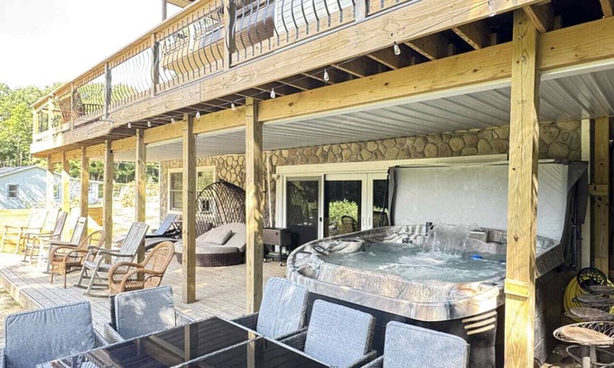 Lake Michigan Beach Casa | Emerald Shores - walk to beach, hot tub, pets