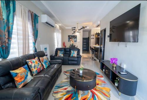 Runaway Bay Casa | Emerald SunDara Villa Ochi