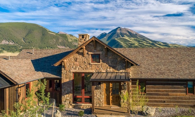Pray Casa | Emigrant Peak Lodge ·Privacy, Firepit, near Chico and Yellowstone Park