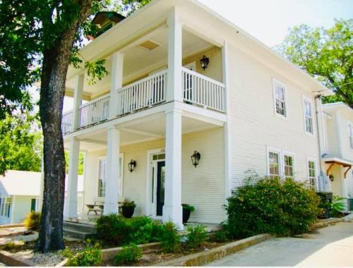 Fredericksburg Hotel | Emigrant's Inn