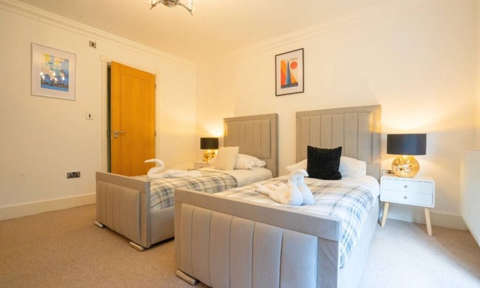 Marston Green Casa | Emirates Hse 5 Bed Deluxe, 3 bathrooms king Size Beds, 5 Mins Airport, NEC & RW