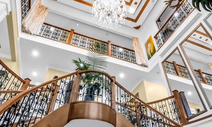 Surrey Casa | Empress Palace Hotel