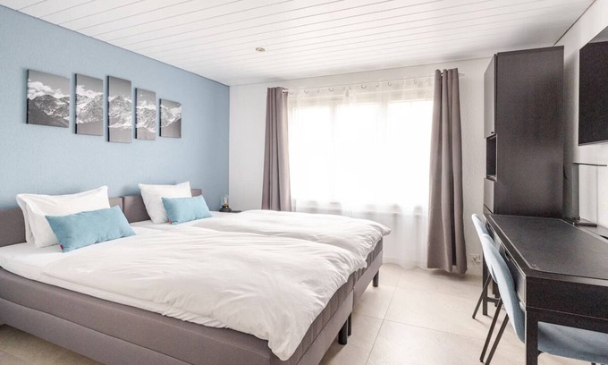 Kallern Apartamento | Guest room with private bathroom, private entrance and parking space