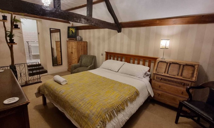 Birkenhead Cabaña | En-suite Room in 16th Century Cottage With Easy Access to Liverpool