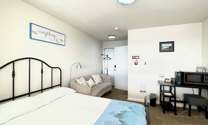 South Tacoma Condominio | En-suite Room--Rainier Mountain View room, 7 mins to Tacoma Dome