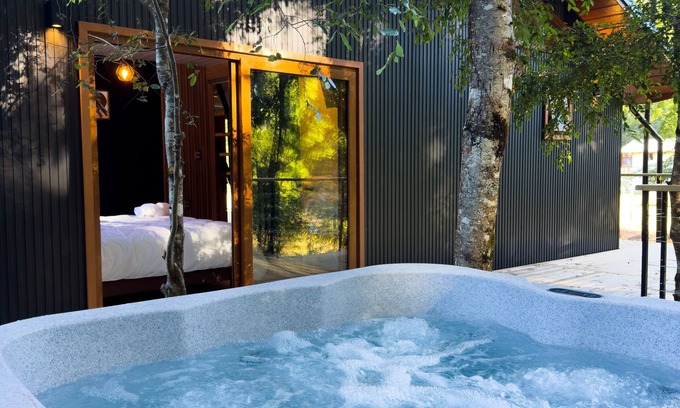 Pucon Cabaña | Enarbol Lodge, private hot tube on terrace. High-rise house among trees