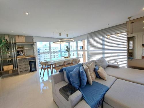 Centro Apartamento | Encantador! 3 Suítes, Vista, Finamente Mobiliado