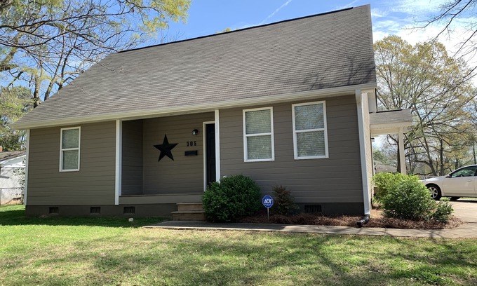 Monroe Casa | Encanto!! A cheerful 2-bedroom first floor home.
