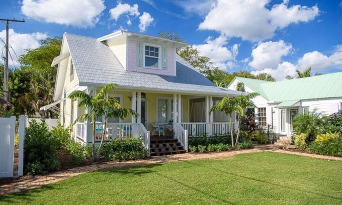 Stuart Cabaña | ENCHANTED COTTAGE AT OLD COLORADO INN