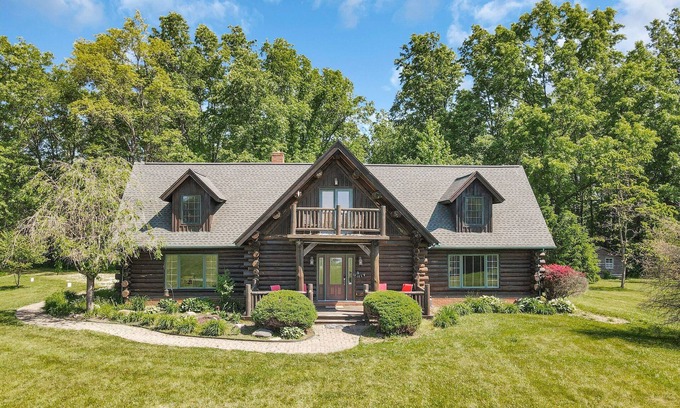 Summit Station Cabina | Enchanted log cabin with lake view