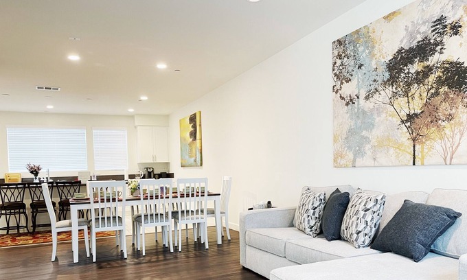 La Habra Casa | Enchanted Oasis: Spacious 4BR 18mins to Disneyland Pet Friendly Gametable 4Queen