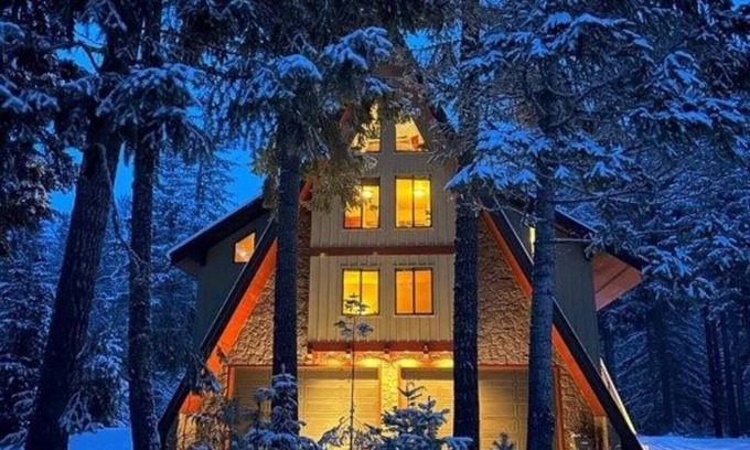 Easton Cabina | Enchanted River A-Frame, a secluded retreat with game room, hot tub & yard games