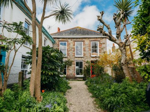Mylor Churchtown Casa | Enchanted Rose Garden House