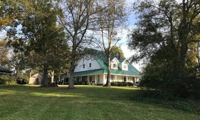 Unionville Casa | Enchanting 1915 farmhouse on 5 serene acres
