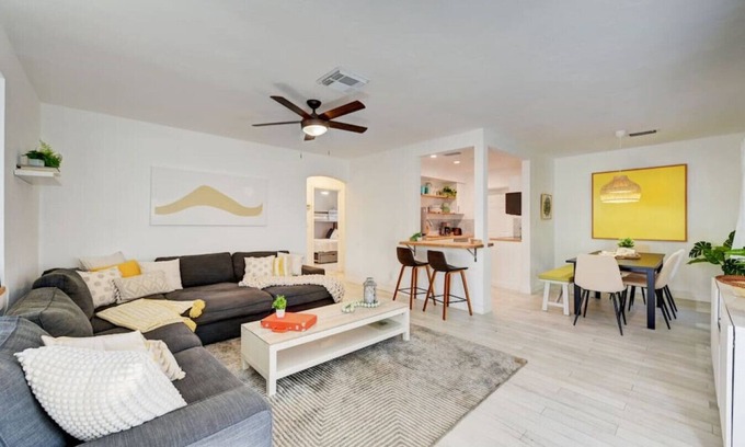Deerfield Beach Cabaña | Enchanting 2BR/1BA Casita 2 blocks to Beach
