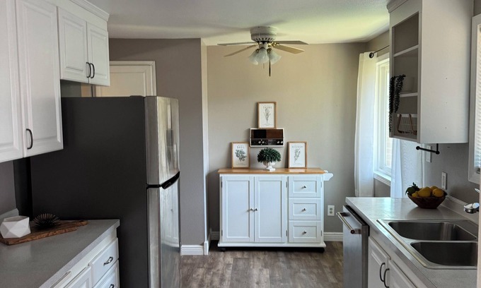Shoreline Casa | Enchanting 3-bedroom split level house in Shoreline. Walking distance to transit