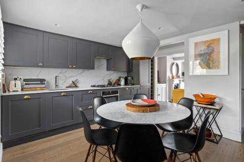 New Forest District Casa | Enchanting 3BR House in Lymington with Garden