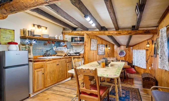 Salem Casa | Enchanting and Fantastical Hobbit Home, *Pet Friendly*, Steps from Creeks, Pond, and Waterfall