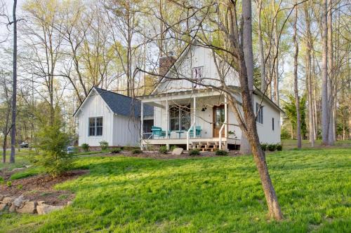 Andersonville Casa | Enchanting Andersonville Home Steps to Norris Lake