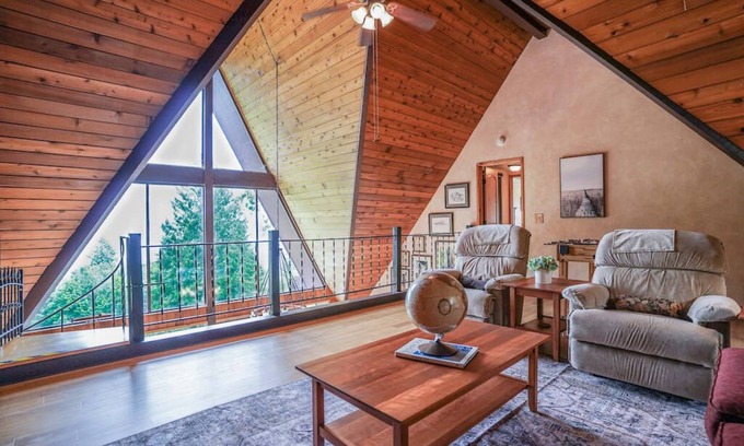 Poulsbo Casa | Enchanting Bavarian Cabin Retreat, Pet-Friendly