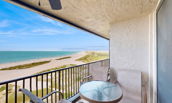 Sand Key Condominio | Enchanting beachfront condo with tennis, pool, hot tub, & washer/dryer