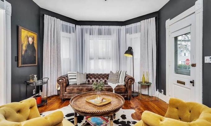 Xenia Casa | Enchanting Bungalow - 2BR Historic Hidden Gem