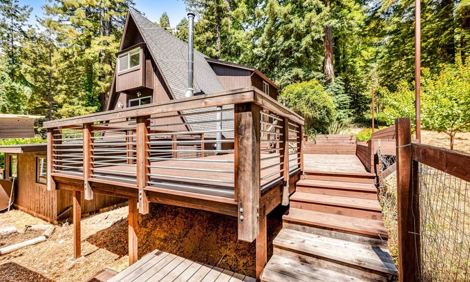 Gualala Cabina | Enchanting cabin with hot tub, full kitchen, & washer/dryer - dog-friendly
