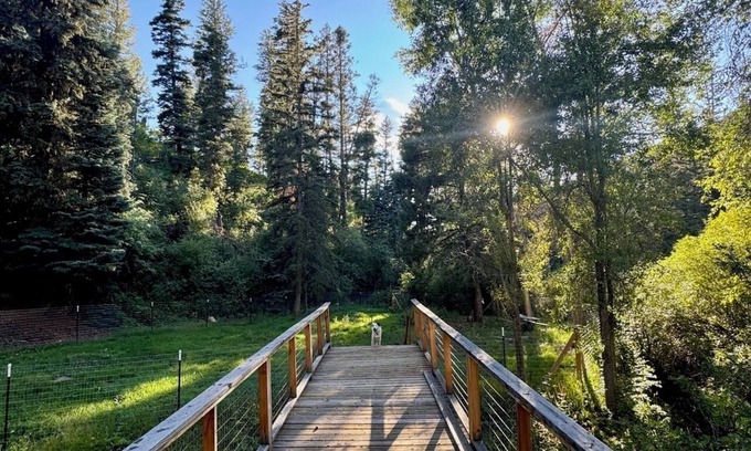 Taos Cabina | Enchanting home with modern amenities, private and immersed in nature.