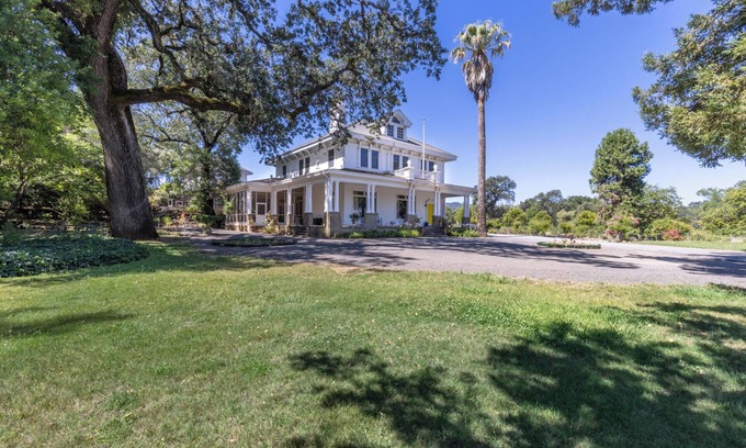 Asti Otro | Enchanting Colonial Estate in Sonoma County's Alexander Valley Wine Appellation