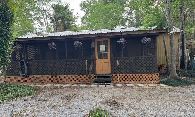 Atchafalaya Cabaña | Enchanting family-friendly cottage with AC in Breaux Bridge