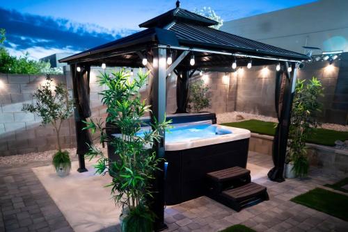 Las Vegas Casa | Enchanting Gardenhome- Spacious Yardluxe Jacuzzi