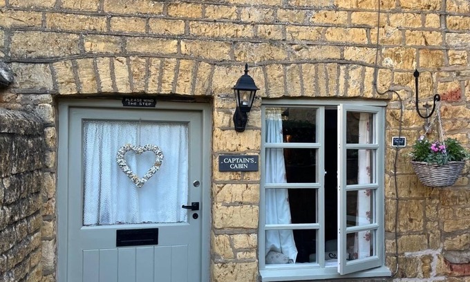 Bourton Cabaña | Enchanting Grade II listed, Log Burner, estacionamiento propio, centro de la ciudad pero lugar aislado