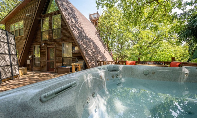 Pottsboro Cabina | Enchanting Lake Texoma Cabin with Hot Tub