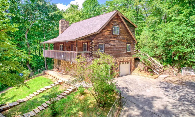 Sylva Cabina | Enchanting mountainside cabin with firepit, enclosed yard, & washer/dryer