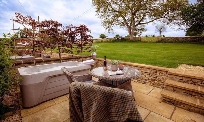 Duntisbourne Abbots Apartamento | Enchanting Retreat at Gardener's Cottage: A Romantic Country Hideaway
