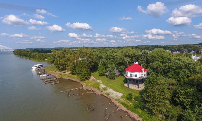 Prospect Apartamento | Enchanting Riverfront Nest! Beautiful 3-Bedroom Lighthouse with Panoramic Views!
