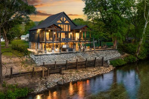 Townsend Casa | Enchanting Riverscape