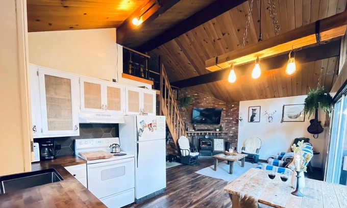 Springville Cabina | Enchanting Tree House with Hot-Tub in Sequoia National Forest/ Monument