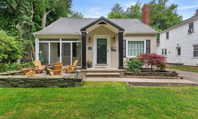 West Irondequoit Casa | Enclosed Porch | Walk to Lake Ontario | Irondequoit | Fire Pit