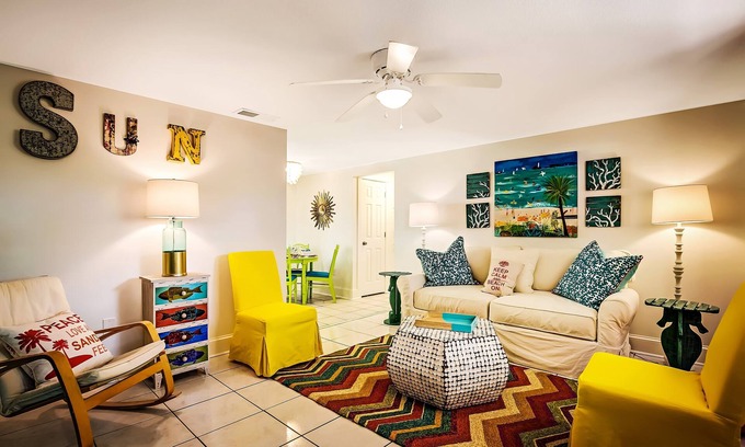 Ilexhurst Cabaña | END OF SUMMER RATES! Cozy cottage central location-Private patio-3 min to beach!