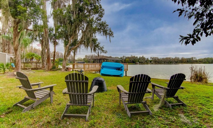 Lutz Casa | SALE! Lakefront Bungalow! Kayak/Paddleboat/Fishing! King Bed!