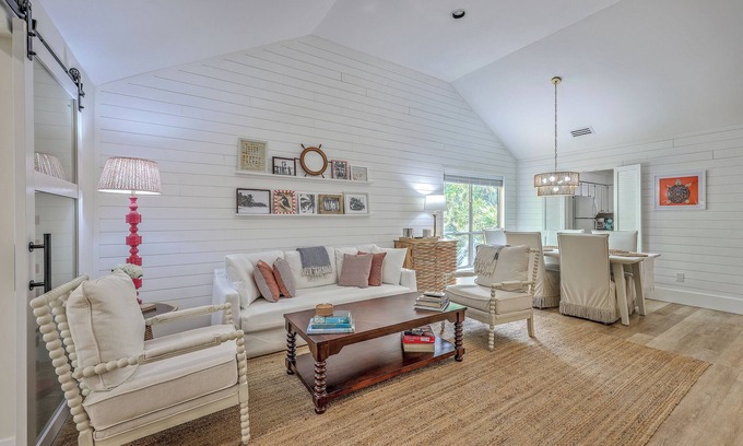 Seabrook Island Cabaña | End-Unit Bright Beach Cottage for 6. Amenity Cards Included.