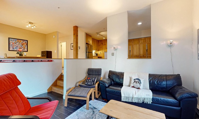 Waitsfield Condominio | End-unit condo w/ fireplace, pool, sauna, tennis, deck, ski locker, w/d