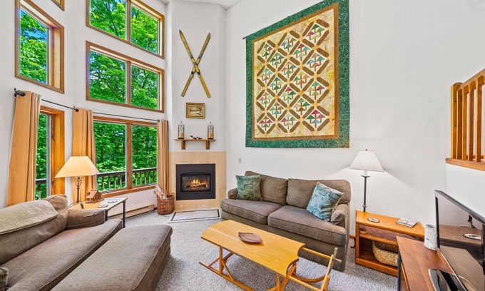 North Creek Casa | End-unit townhome near skiing and golf with deck, gas fireplace, & washer/dryer