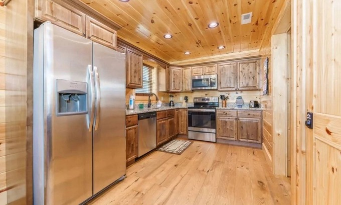 Rocky Grove Cabina | Cabin w/Creek Trail |Firepit |Hot Tub |Convenient |National Park| Dollywood Ticket Included!