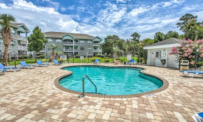 Central Myrtle Beach Condominio | Endless Summer Coastal Condo at Magnolia Place - Pool & Golf Course Views!