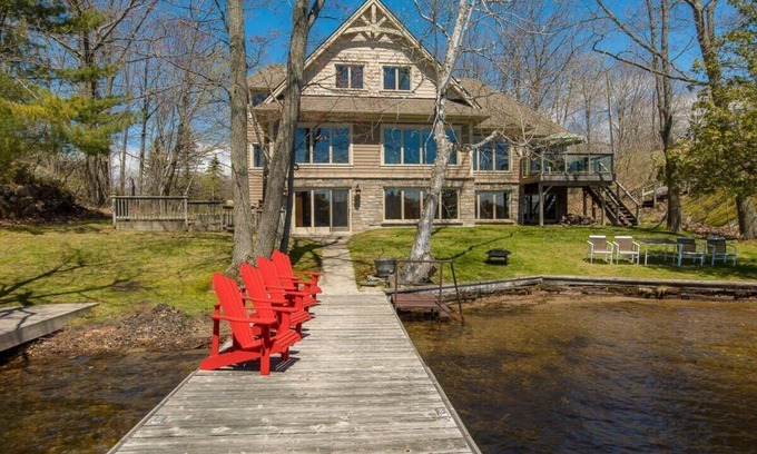 Georgian Bay Casa | Veranos sin fin ~ ¡Fabuloso oasis con el toque de un diseñador!