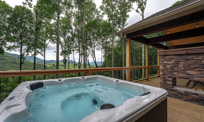 Ogle Meadows Cabina | Endless View Lodge! Hot Tub+Fireplaces, Grill, WiFi, Hiking, Fishing, Swimming!