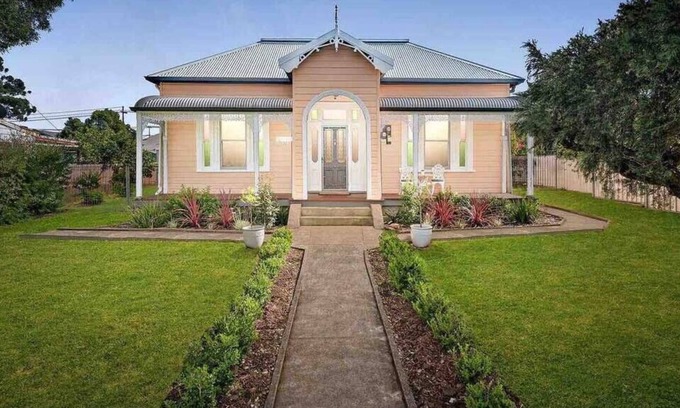 Cessnock Casa | ‘Endsleigh’ - Modern Luxury, Aged Charm
